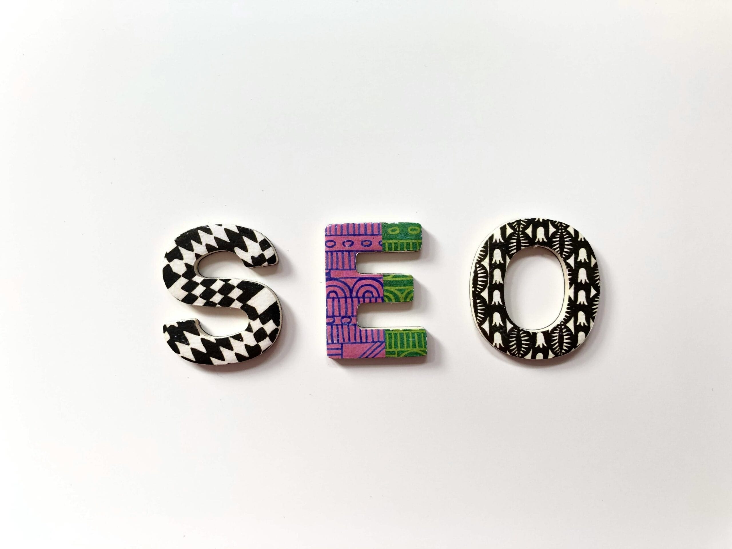 Intervista a Gerg Tamasi: Le sfide e i successi di un SEO specialist Intervista a Gerg Tamasi: Le sfide e i successi di un SEO specialist. Nell'immagine compare la scritta "SEO" in maiuscolo e decorata.